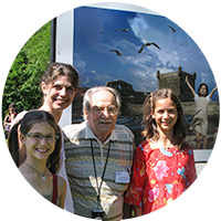 portrait de groupe avec l'artiste Catherine Rondeau, ses deux filles et le photographe Antoine Desilets