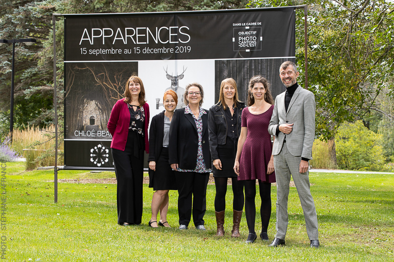 les artistes de l'exposition APPARENCES aux côtés des membres de la direction du Centre culturel Bombardier