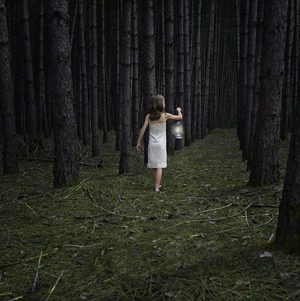 détail d'une photo de Catherine Rondeau montrant une enfant dans la forêt