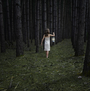 détail d'une photo de Catherine Rondeau montrant une enfant dans la forêt 