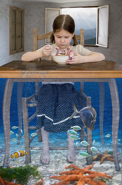Photo montage d'une enfant qui mange une soupe de pieuvre à une table avec les pieds dans la mer