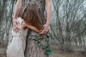 Photomontage d'une enfant qui enlace un arbre aux bras de femme