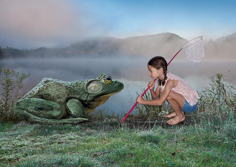 Photo montage d'une enfant face à une grenouille géante