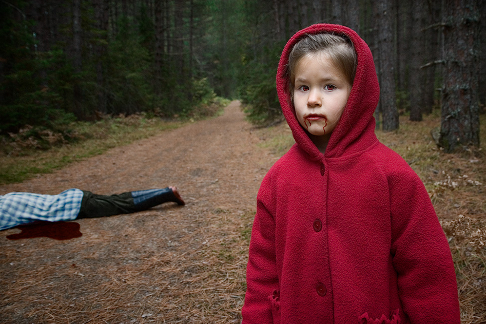 Photo montage d'une enfant déguisée en Petit Chaperon Rouge avec du sans sur la bouche
