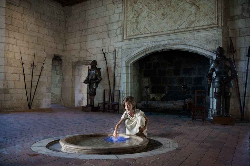 Photo montage d'une enfant qui touille une potion magique dans un château