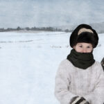deux fillettes emmitouflées dans un paysage d&#039;hiver