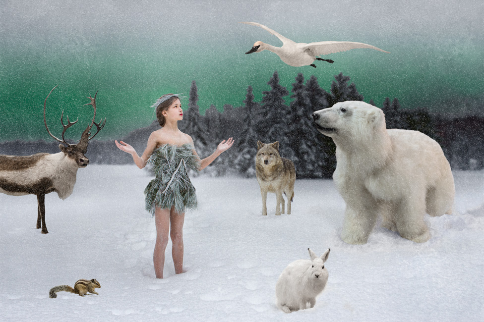 une fillette vêtue d'une robe d'épinette se tient dans la neige entourée d'animaux de la forêt