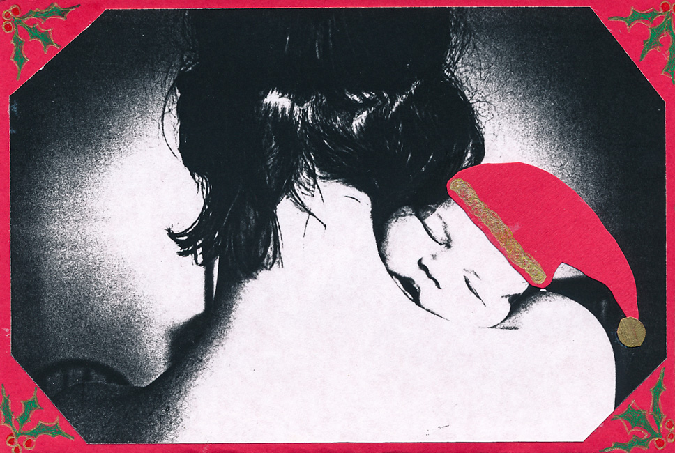 photo-collage d&#039;une tête de bébé avec un chapeau de lutin dans le cou d&#039;une femme