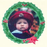 photo d&#039;un bébé avec un chapeau entouré d&#039;un dessin d&#039;une couronne de Noël