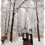 photo d&#039;une famille dans une forêt enneigée avec un cerf