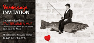 Carton d'invitation à un vernissage montrant un homme assit sur une truite en train de pêcher.