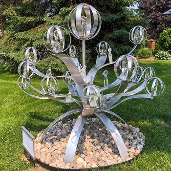01_ma-ville-mon-quartier-ma-rue-2025 Sculpture en métal qui forme un genre d'arbres avec des bulles aux bouts des branches.