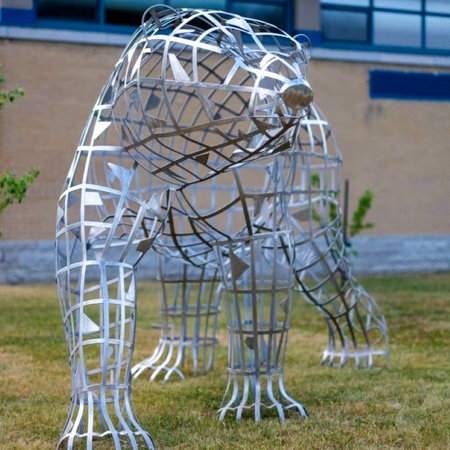 baffin-mathieu-isabelle-ma-ville-mon-quartier-ma-rue-2025 Sculpture d'un ours en métal.