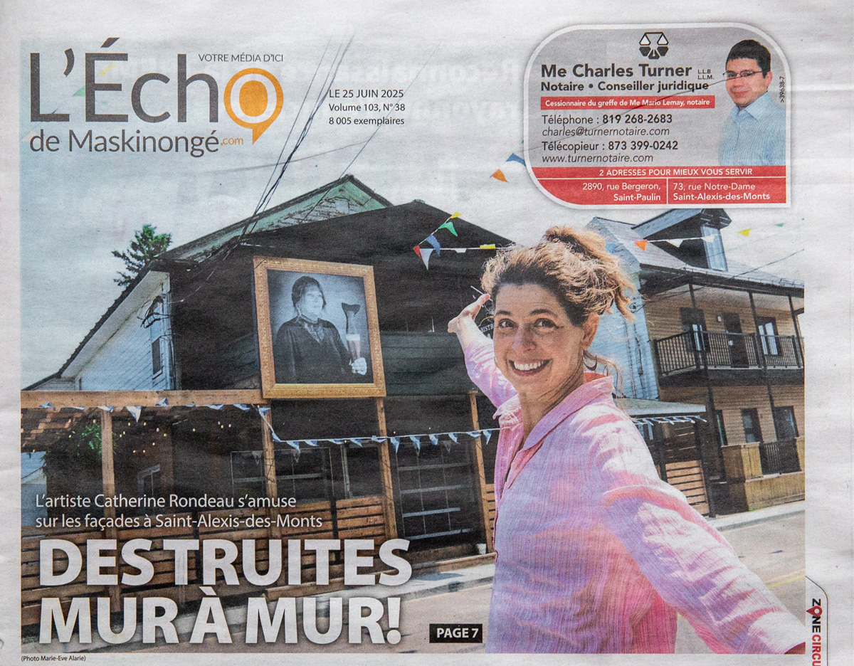 Une du journal l'Écho de Maskinongé avec pour titre : L'artiste Catherine Rondeau s'amuse sur les façades à Saint-Alexis-des-Monts DES TRUITES MUR À MUR
