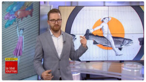 Un homme pointe un écran derrière lui où l'on voit un photomontage d'une enfant qui chevauche une truite. Le texte suivant est incrusté dans le coin gauche : EN DIRECT Téléjournal.